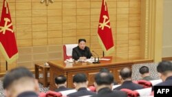 资料照：朝鲜官方媒体朝中社拍摄和发布的这张照片显示， 2022年5月14日，朝鲜领导人金正恩参加朝鲜劳动党委员会会议，检查最大紧急措施的运行状态,以防止在新冠病毒疫情在平壤传播。