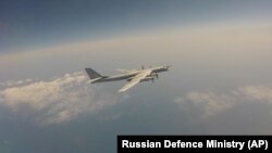 Pesawat pembom Tu-95mc Rusia berpartisipasi dalam misi patroli  bersama Rusia-China di kawasan Asia Pasifik, hari Selasa (24/5).  