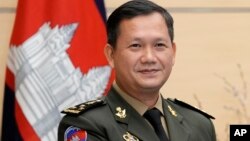 រូបឯកសារ៖ ​លោក​ឧត្តមសេនីយ៍ឯក​ ហ៊ុន​ ម៉ាណែត​​​​ មេ​បញ្ជា​ការ​កង​ទ័ព​ជើង​គោក​កម្ពុជា និង​ជា​កូនប្រុស​ច្បង​របស់​លោក​នាយករដ្ឋមន្ត្រី ហ៊ុន សែន ឈរ​ថតរូប​នៅ​មុន​ជំនួប​របស់​លោក​ជាមួយ​នឹង​សមភាគី​ជប៉ុន​នៅ​ទីក្រុង​តូក្យូ ប្រទេស​ជប៉ុន ថ្ងៃទី ១៦ ​ខែកុម្ភៈ ឆ្នាំ២០២២។ 