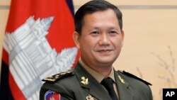 រូបឯកសារ៖ ​លោក​ឧត្តមសេនីយ៍ឯក​ ហ៊ុន​ ម៉ាណែត​​​​ មេ​បញ្ជា​ការ​កង​ទ័ព​ជើង​គោក​កម្ពុជា និង​ជា​កូនប្រុស​ច្បង​របស់​លោក​នាយករដ្ឋមន្ត្រី ហ៊ុន សែន ឈរ​ថតរូប​នៅ​មុន​ជំនួប​របស់​លោក​ជាមួយ​នឹង​សមភាគី​ជប៉ុន​នៅ​ទីក្រុង​តូក្យូ ប្រទេស​ជប៉ុន ថ្ងៃទី ១៦ ​ខែកុម្ភៈ ឆ្នាំ២០២២។