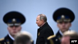 Presiden Rusia Vladimir Putin tiba untuk menyaksikan parade militer Hari Kemenangan di Lapangan Merah di pusat kota Moskow pada 9 Mei 2022. Rusia merayakan ulang tahun ke-77 kemenangan atas Nazi Jerman selama Perang Dunia II. (Foto: AFP/Kirill KUDRYAVTSEV)