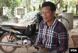 Oum Savan, a secondary high school teacher and a candidate for Candlelight Party, runs for a commune chief post in Chhnok Tru commune, Kampong Chhnang province, May 05, 2022. (Khan Sokummono/VOA Khmer)