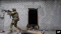 Ukrajinski vojnik u predgrađu Harkova, maj 2022.