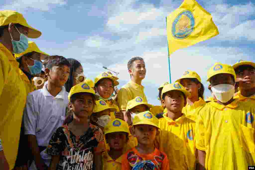 ព្រះអង្គម្ចាស់ នរោត្តម ចក្រា​វុធ​ ព្រះប្រធានគណបក្សហ្វ៊ុនស៊ិនប៉ិច​ និង​ក្រុម​អ្នក​គាំទ្រគណបក្ស​ព្រះអង្គ​ នៅក្នុង​ក្បួនរៀបចំដង្ហែឃោសនាការបោះឆ្នោតឃុំសង្កាត់​អាណត្តិ​ទី៥ នៅក្រុងតាខ្មៅ​ ខេត្តកណ្តាល ថ្ងៃទី​២២ ខែឧសភា ឆ្នាំ២០២២​។ (ខាន់​ សុគុំមនោ/វីអូអេ)