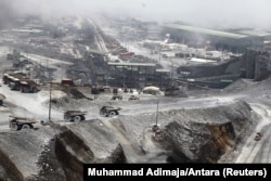 Truk diparkir di tambang terbuka kompleks tambang tembaga dan emas Grasberg PT Freeport dekat Timika, Papua, pada 19 September 2015. (Foto: REUTERS/Muhammad Adimaja/Antara)