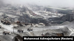 Truk diparkir di tambang terbuka kompleks tambang tembaga dan emas Grasberg PT Freeport dekat Timika, Papua, pada 19 September 2015. (Foto: REUTERS/Muhammad Adimaja/Antara)