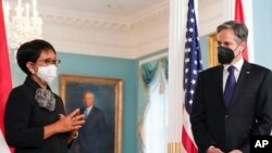 Menlu RI Retno Marsudi (kiri) dalam pertemuan dengan Menlu AS Antony Blinken di kantor Deplu AS di Washington, DC hari Jumat (13/5). 