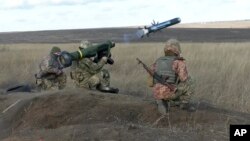 资料照：由乌克兰国防部提供的图像显示，一名乌克兰士兵在顿涅茨克地区举行的军事演习中使用携带美国标枪导弹的发射器。（2022年1月12日）