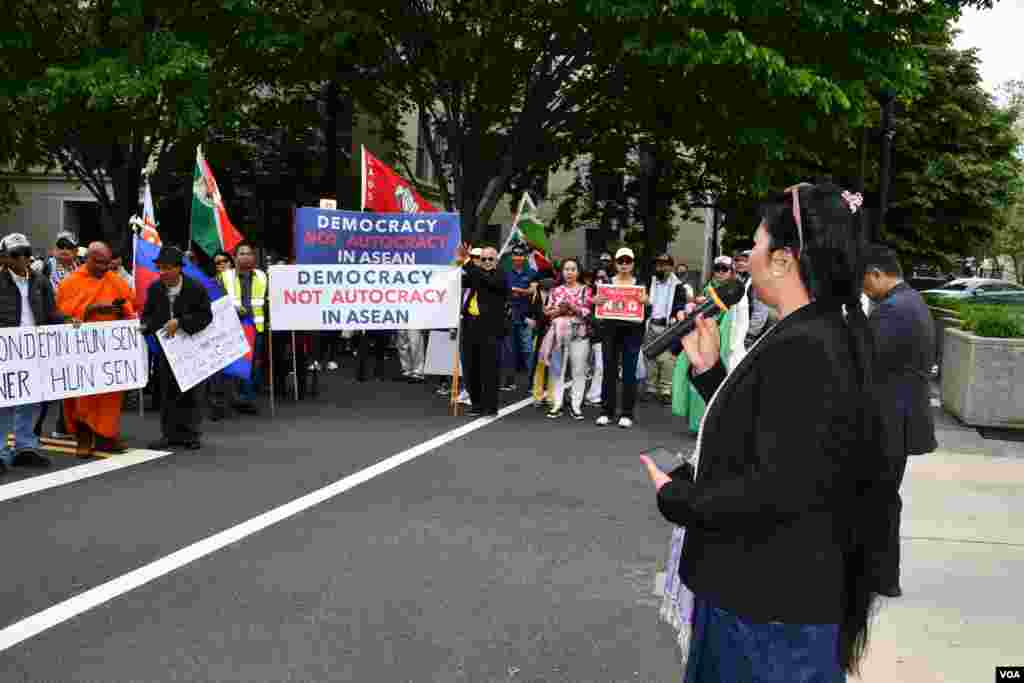 បាតុករ​ជួបជុំតវ៉ា​នៅ​ខាងក្រៅ​ក្រសួង​ការបរទេស​សហរដ្ឋ​អាមេរិក​​ជាទី​ដែល​រៀបចំ​ប្រជុំ​កំពូល​រវាង​មេដឹកនាំ​អាស៊ាន​និង​សហរដ្ឋ​អាមេរិក។ បាតុកម្ម​នេះ​ធ្វើ​ឡើង​ដើម្បី​ទាមទារ​សេរីភាព​​ សិទ្ធិមនុស្ស​ និង​លទ្ធិប្រជាធិបតេយ្យ​នៅ​កម្ពុជា រដ្ឋធានី​វ៉ាស៊ីនតោន ថ្ងៃទី ១២ ខែឧសភា ឆ្នាំ២០២២។ (ម៉ែន គឹមសេង/វីអូអេ)&nbsp;