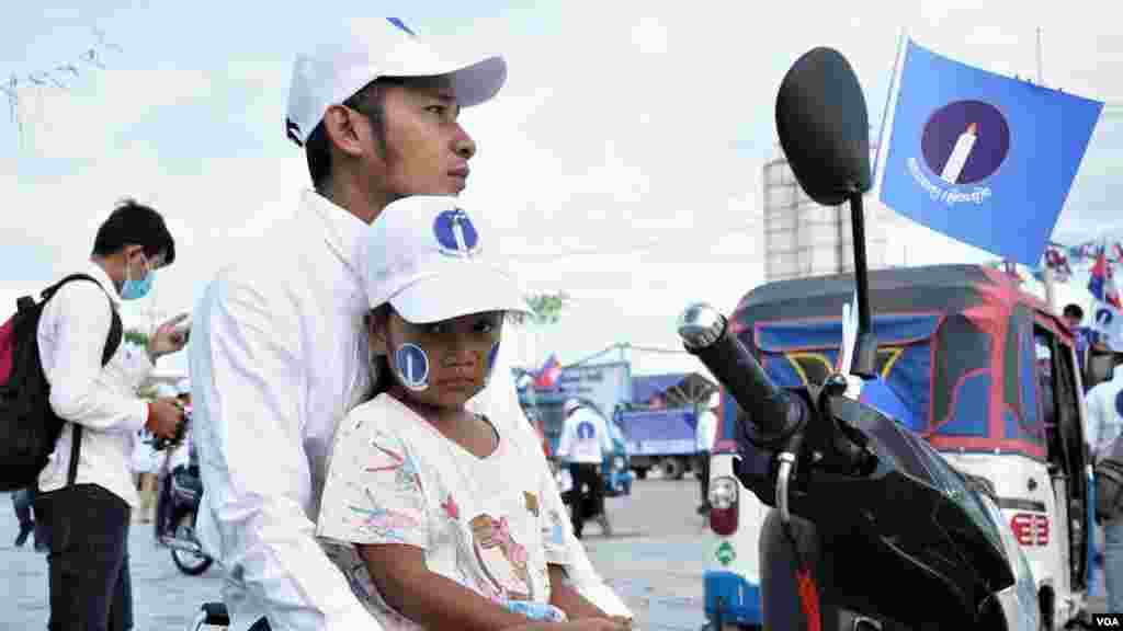 ទិដ្ឋភាព​ទូទៅ​នៃ​យុទ្ធនាការ​ឃោសនា​បោះឆ្នោត​ឃុំសង្កាត់របស់​គណបក្ស​ភ្លើងទៀន​ ដែលមាន​អ្នក​គាំទ្រ​ស្រែក​ជ័យឃោស​ នៅ​ក្នុង​​ក្បួនដង្ហែ​​នៅរាជធានី​ភ្នំពេញ ថ្ងៃទី​២១ ខែឧសភា ឆ្នាំ២០២២។ (ខាន់​ សុគុំមនោ/វីអូអេ)។ 