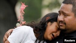 Scena ispred osnovne škole u Uvaldeu, Teksasu, gde je napadač ubio 19-oro dece i dvoje nastavnika