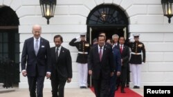 Presiden Joe Biden berjalan bersama para pemimpin negara Asia Tenggara menuju halaman selatan Gedung Putih untuk berfoto dalam KTT AS-ASEAN yang berlangsung di Gedung Putih, Washington, pada 12 Mei 2022. (Foto: Reuters/Leah Millis)