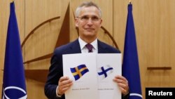 អគ្គលេខាធិការ​អង្គការ​អូតង់​លោក Jens Stoltenberg ចូល​រួម​ក្នុង​ពិធី​មួយ​ដើម្បី​កត់សម្គាល់​ការ​ដាក់ពាក្យ​របស់​ប្រទេស​ស៊ុយអែត​និង​ហ្វាំងឡង់​ចូល​ជា​សមាជិកភាព​អូតង់​ នៅ​ទី​ក្រុង​ព្រុចសែល ប្រទេស​បែលហ្ស៊ិក កាលពី​ថ្ងៃ​ទី​១៨ ខែ​ឧសភា ឆ្នាំ​២០២២។