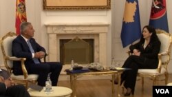 Predsednici Crne Gore i Kosova Milo Đukanović i Vjosa Osmani, u Prištini 18. maja 2022. (Foto: VOA)