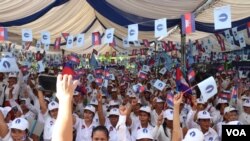 ​សមាជិក​បក្ស​និង​អ្នកគាំទ្រ​គណ​បក្ស​ភ្លើងទៀន​ស្រែក​សាទរ​ដោយ​ភាព​សប្បាយរីករាយ​ នៅ​ក្នុង​សមាជ​វិសាមញ្ញ​របស់​គណ​បក្ស​ នៅ​​ក្នុង​សង្កាត់​ឃ្មួញ ខណ្ឌ​សែនសុខ រាជធានី​ភ្នំពេញ​​​ នៅ​ថ្ងៃ​ទី​១៥​ ខែ​ឧសភា ឆ្នាំ២០​២២​។​ (លាស់ លីបលីប​​/វីអូអេ​)