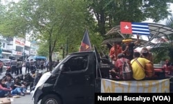 Puluhan mahasiswa Papua di Yogyakarta menggelar aksi demo menolak pemekaran dan menuntut referendum bagi rakyat Papua. Aksi digelar di depan gedung DPRD Yogyakarta, pada 10 Mei 2022. (Foto: VOA/Nurhadi Sucahyo)