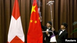 Quốc kỳ hai nước Thụy Sĩ, Trung Quốc trong một buổi lễ của hai nước ở Bắc Kinh hồi năm 2016 (ảnh tư liệu).