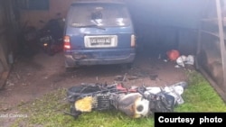 Sepeda motor di garasi LBH Papua yang dibakar orang tidak dikenal dalam aksi teror pada 9 Mei 2022. (Foto: LBH Papua)