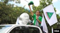 លោក យ៉ង សាំងកុមារ ប្រធានគណៈកម្មាធិការនាយកនៃគណបក្សប្រជាធិបតេយ្យមូលដ្ឋាន​ ដឹកនាំក្បួនឃោសនារកសំឡេង​ឆ្នោត នៅក្នុងសង្កាត់កោះដាច់ ខណ្ឌជ្រោយចង្វារ នៅថ្ងៃទី​២១ ខែឧសភា ឆ្នាំ២០២២។ (លាស់ លីបលីប/វីអូអេ)