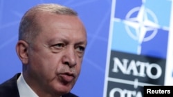 Presiden Turki Recep Tayyip Erdogan menggelar konferensi pers di sela pertemuan para anggota NATO di markas aliansi tersebut di Brussels, Belgia, pada 14 Juni 2021. (Foto: Reuters/Yves Herman)