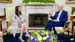 Predsednik SAD Džo Bajden tokom sastanka sa premijerkom Novog Zelanda Džasindom Ardren, u Ovalnoj kancelariji, u Beloj kući, Vašington, 31. maja 2022. (Foto: AP/Evan Vucci)