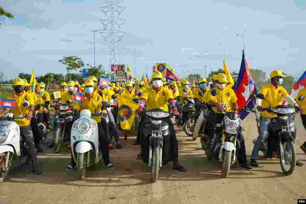 ទិដ្ឋភាព​ទូទៅ​នៃ​យុទ្ធនាការ​ឃោសនាបោះឆ្នោត​ឃុំសង្កាត់របស់​គណបក្ស​រាជា​និយម​ហ្វ៊ុន​ស៊ិន​ប៉ិច​ ដែល​មាន​ ​​ព្រះអង្គម្ចាស់ នរោត្តម ចក្រា​វុធ​ ជា​ព្រះប្រធានគណបក្ស​ នៅក្រុង​តាខ្មៅ​ ខេត្តកណ្តាល ថ្ងៃទី​២២ ខែឧសភា ឆ្នាំ២០២២​។ (ខាន់​ សុគុំមនោ/វីអូអេ)