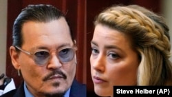 Aktor Johnny Depp, kiri, dan Amber Heard di ruang sidang di Gedung Pengadilan Sirkuit Fairfax County di Fairfax, Va., pada Jumat, 27 Mei 2022. (Foto: Steve Helber via AP)