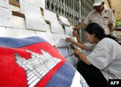 រូបឯកសារ៖ អ្នកបោះឆ្នោតពិនិត្យមើលឈ្មោះ នៅមណ្ឌលបោះឆ្នោតមួយកន្លែង នៅរាជធានីភ្នំពេញ សម្រាប់ការបោះឆ្នោតថ្នាក់ជាតិ កាលពីថ្ងៃទី ២៦ ខែកក្កដា ឆ្នាំ ២០០៣។