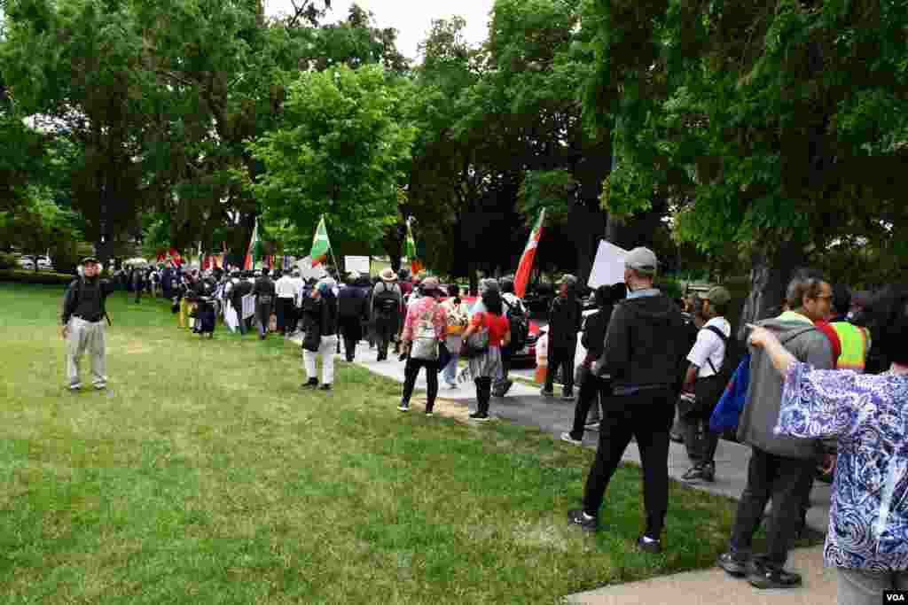 បាតុករ​ដើរ​ទៅ​ក្រសួង​ការបរទេស​សហរដ្ឋ​អាមេរិក​ដើម្បី​ទាមទារ​មេដឹកនាំ​អាស៊ាន​ឲ្យ​គោរព​សិទ្ធិមនុស្ស រដ្ឋធានី​វ៉ាស៊ីនតោន ថ្ងៃទី ១២ ខែឧសភា ឆ្នាំ២០២២។ (ម៉ែន គឹមសេង/វីអូអេ)​