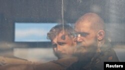 Ukrajinski borci, koji su se predali i izašli iz čeličane Azovstal, u autobusu pod ruskom pratnjom koji ih vodi u područja koja kontroliše Moskva