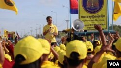 ព្រះអង្គម្ចាស់ នរោត្តម ចក្រា​វុធ​ ព្រះប្រធានគណបក្សហ្វ៊ុនស៊ិនប៉ិច​ បាន​ចូលរួមដង្ហែ​ក្បួន​ឃោសនា​ការបោះឆ្នោតឃុំសង្កាត់​អាណត្តិ​ទី៥ នៅក្រុងតាខ្មៅ​ នៃខេត្តកណ្តាល ថ្ងៃទី​២២ ខែឧសភា ឆ្នាំ២០២២​។ (លាស់​ លីប​លីប/វីអូអេ)