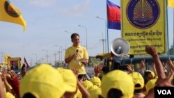 រូប​ឯកសារ៖ ព្រះអង្គម្ចាស់ នរោត្តម ចក្រា​វុធ​ ព្រះប្រធានគណបក្សហ្វ៊ុនស៊ិនប៉ិច​ បាន​ចូលរួមដង្ហែ​​​ក្បួន​ឃោសនា​ការបោះឆ្នោតឃុំសង្កាត់​អាណត្តិ​ទី៥ នៅក្រុងតាខ្មៅ​ នៃខេត្តកណ្តាល ថ្ងៃទី​២២ ខែឧសភា ឆ្នាំ២០២២​។ (លាស់​ លីប​លីប/វីអូអេ)