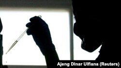 Seorang teknisi laboratorium mengerjakan Biodiesel 40% (B40) di Badan Litbang Kementerian ESDM di Jakarta, 26 Agustus 2020. (Foto: REUTERS/Ajeng Dinar Ulfiana)