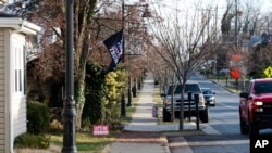 Vlasnici ove kuće u Lovetsvilu u Virdžiniji kažu da su im znakovi podrške Trampu nekoliko puta ukradeni iz dvorišta.