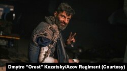 ARHIVA - Na fotografiji koju je objavio Specijalni bataljon Azov Ukrajinske nacionalne garede, pripadnik te jedinice, ranjen tokom borbi protiv ruskih snaga, pozira fotografu u čeličani Azovstal u Marijupolju, 10. maja 2022. (Foto: AP)