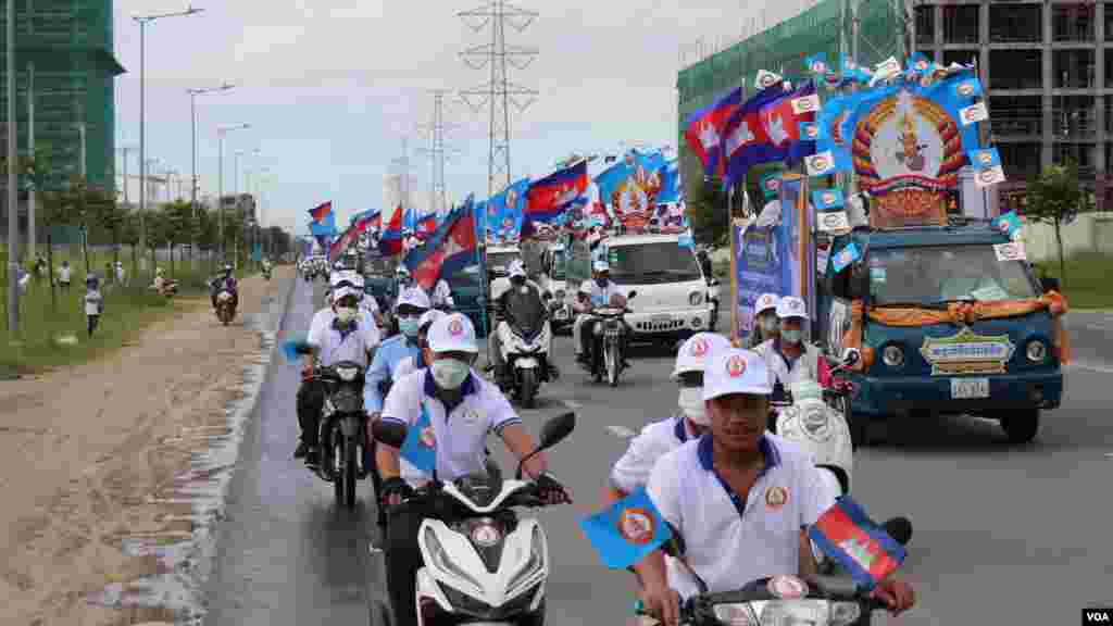 គណបក្ស​ប្រជាជន​កម្ពុជាចាប់​ផ្តើម​ហែ​ក្បួន​ឃោសនា​ការបោះ​ឆ្នោត​ថ្ងៃ​ដំបូង​នៅ​ផ្លូវ​៦០ម៉ែត្រ​ នៅ​រាជធានី​ភ្នំពេញ​ ថ្ងៃទី​២១ ខែឧសភា​ ឆ្នាំ២០២២។ (លាស់ លីប​លីប/វីអូអ)