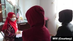 Seorang staf dari Wahana Visi Indonesia memberikan pendampingan kepada dua anak penyintas kekerasan seksual. (Foto : WVI)
