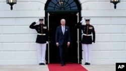 ប្រធានាធិបតីសហរដ្ឋអាមេរិកលោក Joe Biden ដើរនាំ​មុខ​​មេដឹកនាំនៃបណ្តាប្រទេសជាសមាជិកអាស៊ាន ដើម្បីថតរូបរួមគ្នា នៅសេតវិមាន ក្នុងរដ្ឋធានីវ៉ាស៊ីនតោន ថ្ងៃទី ១២ ខែឧសភា ឆ្នាំ ២០២២។