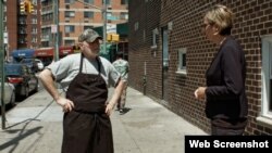 Ćazim Suljović razgovara sa novinarkom Glasa Amerike Milenom Đurđić (Foto: VOA)