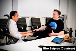 CEO SpaceX Elon Musk menyambut Jokowi di Gedung Stargate SpaceX. Keduanya melakukan pertemuan sebelum mengunjungi fasilitas SpaceX.
