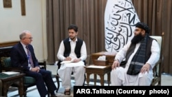 Pelapor Khusus PBB untuk Hak Asasi Manusia di Afghanistan Richard Bennett (kiri) berbicara dengan seorang pejabat Taliban di Kabul (foto: dok). 