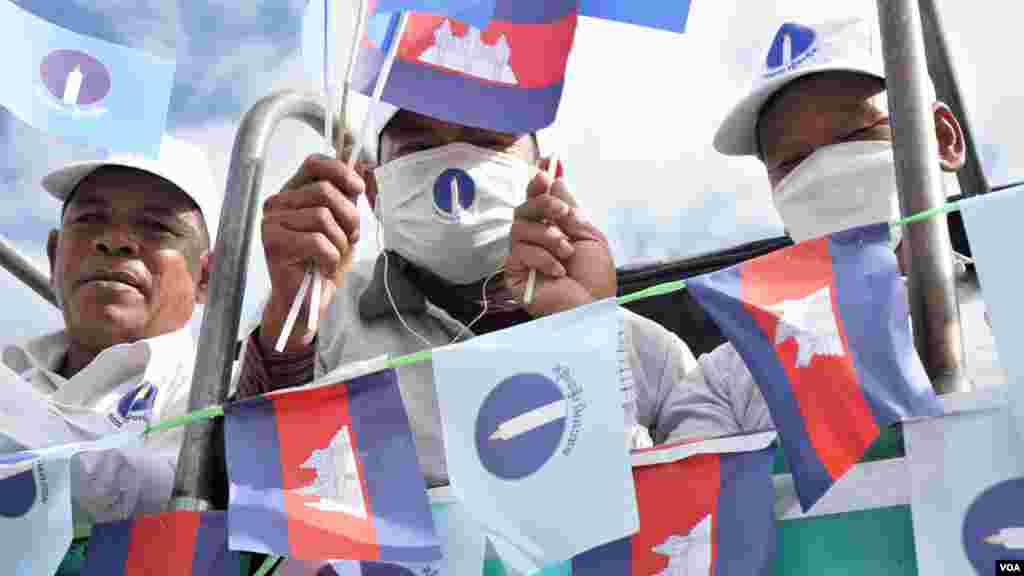 ទិដ្ឋភាព​ទូទៅ​នៃ​យុទ្ធនាការ​ឃោសនា​បោះឆ្នោត​ឃុំសង្កាត់របស់​គណបក្ស​ភ្លើងទៀន​ ដែលមាន​អ្នក​គាំទ្រ​ស្រែក​ជ័យឃោស​ នៅ​ក្នុង​​ក្បួនដង្ហែ​​នៅរាជធានី​ភ្នំពេញ ថ្ងៃទី​២១ ខែឧសភា ឆ្នាំ២០២២។ (ខាន់​ សុគុំមនោ/វីអូអេ)។ 