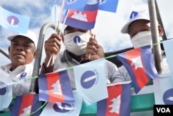 រូបឯកសារ៖ ទិដ្ឋភាព​ទូទៅ​នៃ​យុទ្ធនាការ​ឃោសនា​បោះឆ្នោត​ឃុំសង្កាត់របស់​គណបក្ស​ភ្លើងទៀន​ ដែលមាន​អ្នក​គាំទ្រ​ស្រែក​ជ័យឃោស​ នៅ​ក្នុងក្បួនដង្ហែនៅរាជធានី​ភ្នំពេញ ថ្ងៃទី​២១ ខែឧសភា ឆ្នាំ២០២២។ (ខាន់​ សុគុំមនោ/វីអូអេ)។