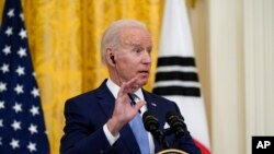 2021年5月21日，拜登总统和韩国来访总统文在寅在白宫举行的联合记者会上答记者问。