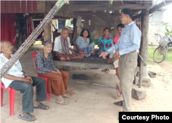 លោក អ៊ួន សុផល ជំទប់ទី២ឃុំដំណាក់សុក្រំ ខេត្ត​កំពត ជួបជាមួយនឹងចាស់ជរាក្នុងឃុំដំណាក់សុក្រំ។ (រូបថត​ផ្ដល់​ឱ្យ​ដោយ​លោក អ៊ួន សុផល)