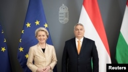 匈牙利总理维克特·奥尔班（Viktor Orban）与欧洲委员会主席尤尔苏拉·冯·德莱严（Ursula von der Leyen）2022年5月9号在匈牙利首都布达佩斯他会晤时合影。-路透社照片 