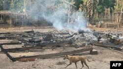 រូបថត​ពី​ក្រុម​មនុស្សធម៌​ Free Burma Rangers នេះ​​ដែល​ត្រូវ​ថត​កាល​ពី​ថ្ងៃ​ទី​៣ ខែ​ឧសភា ឆ្នាំ​២០២២ បង្ហាញ​​ពី​​អគារ​ដែល​ត្រូវ​ឆេះ​ខ្ទេចខ្ទាំ​មួយ​កន្លែង​ក្រោយ​​ពី​ការ​វាយប្រហារ​តាម​អាកាស​ដោយ​យោធា​មីយ៉ាន់ម៉ា។