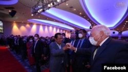 រូបឯកសារ៖ លោកនាយករដ្ឋមន្រ្តី ហ៊ុន សែន ជួបសំណេះសំណាល​ជាមួយ​ជនជាតិ​ខ្មែរដែលរស់នៅអាមេរិក​និងកាណាដាប្រមាណ២.០០០នាក់​នៅ​សណ្ឋាគារ Washington Hilton ក្នុង​រដ្ឋធានី​វ៉ាស៊ីនតោន​នៅ​ថ្ងៃទី១១ ខែឧសភា ឆ្នាំ២០២២ គឺ​មួយថ្ងៃមុនកិច្ចប្រជុំ​កំពូល​ពិសេស​អាមេរិក-អាស៊ាន។ (Facebook/Cambodian PM Hun Sen)