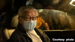 2022年5月11日，天主教香港教区荣休主教陈日君枢机被警方扣留了约6个钟头后，已获准保释。他在离开警署时向车外的人挥手致意。（照片由美国之音粤语广播听众郑先生提供。）