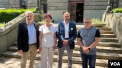 Predstavnici ekoloških pokreta održali su konferenciju za medije ispred zadnjeg ulaza u Skupštinu Srbije (foto: Rade Ranković)